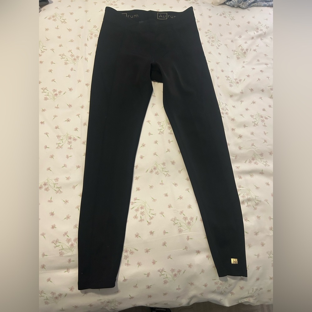 Aurum Black Leggings
Size Small/Petit